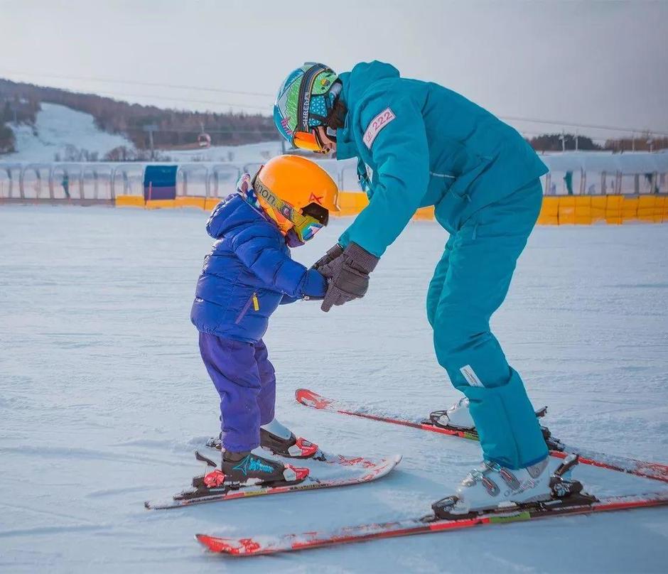 中国吉林松花湖万科万巢教育滑雪冬令营（亲子营）